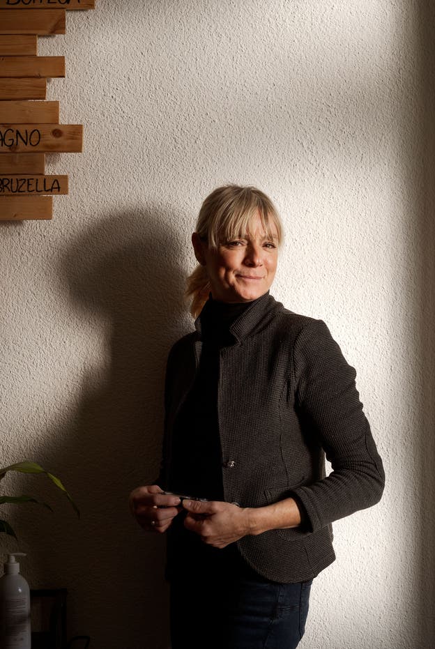 Simona Recalcati, die Frau von Oscar Piffaretti, arbeitet in der Osteria Manciana, dem Hotelrestaurant des Albergo Diffuso.