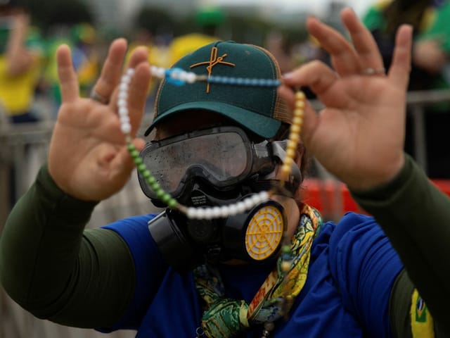 The Brazilian government district was stormed with goggles and a rosary.