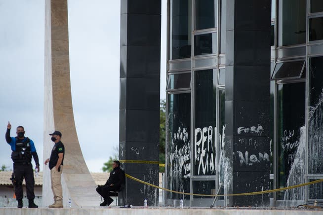 Bolsonaro supporters have daubed the facade of the Supreme Court.