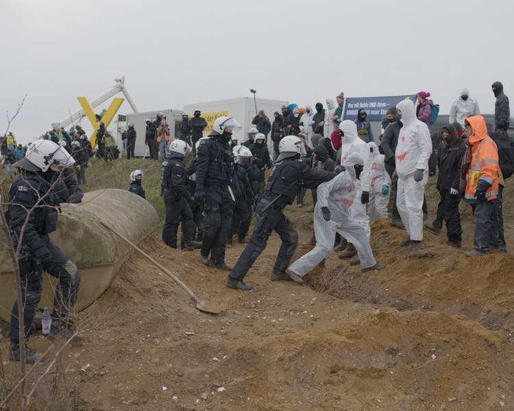When clearing the access roads to Lützerath, there were confrontations between the police and demonstrators.