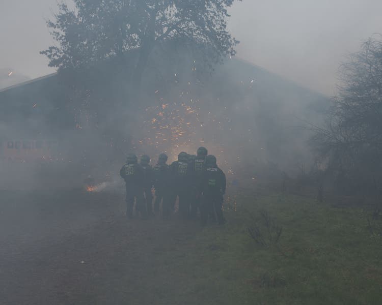 The evacuation of the town of Lützerath begins on Wednesday, police officers are marching into the village from several directions.  A hundred people are shot at with fireworks.