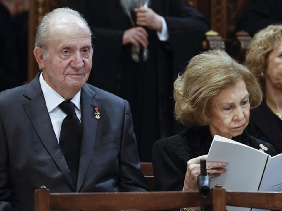 Juan Carlos and Sofia seated in a pew.