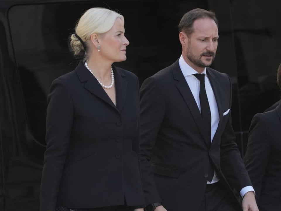 Haakon and Mette-Marit walking into the church.