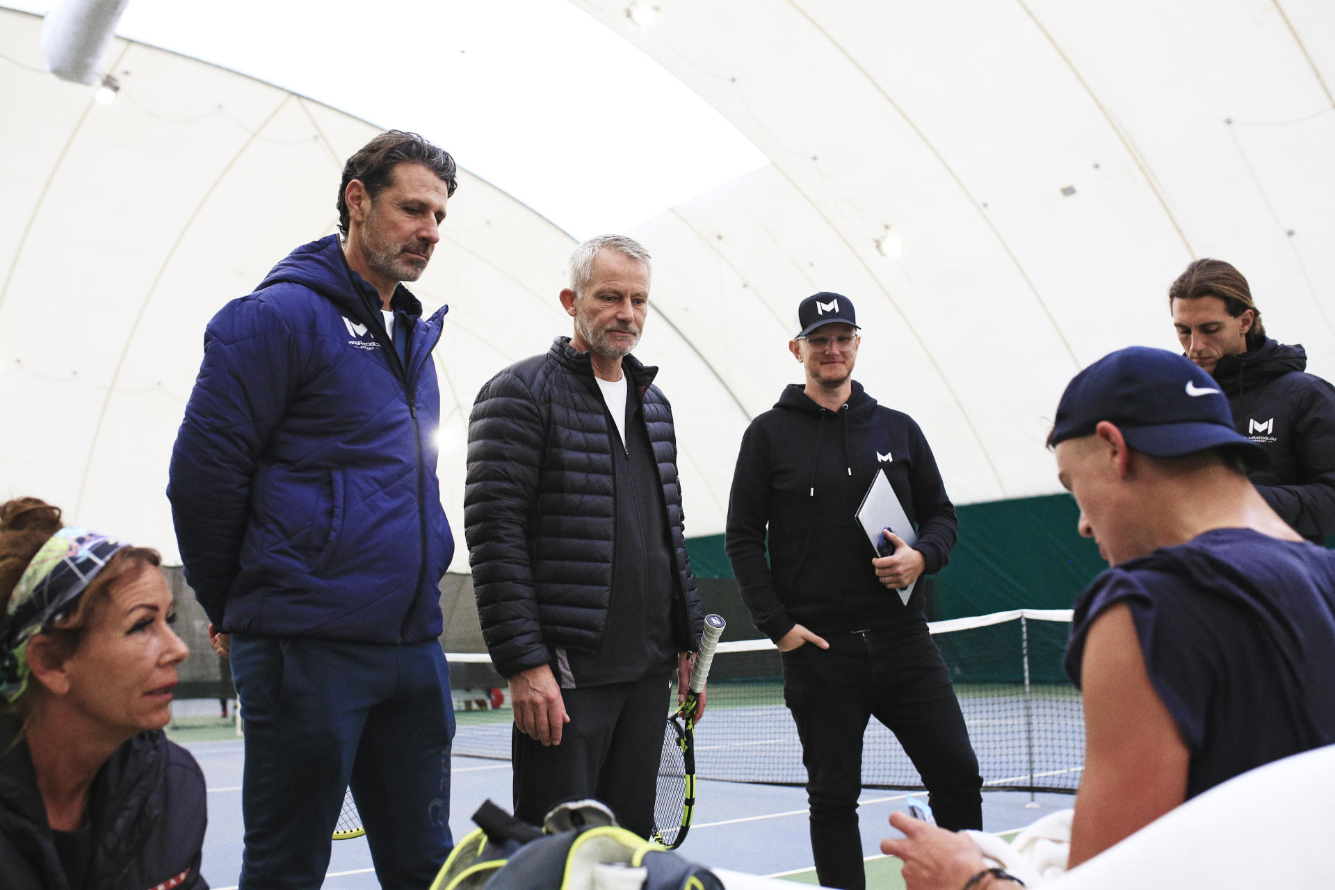Holger Rune in training at the Mouratoglou Tennis Academy, in Biot (Alpes-Maritimes), on December 8, 2022. From left to right: Aneke Rune, Patrick Mouratoglou, his coach, Lars Christensen, his historic coach, Mike James, data analyst, and Lapo Becherini, physical trainer.