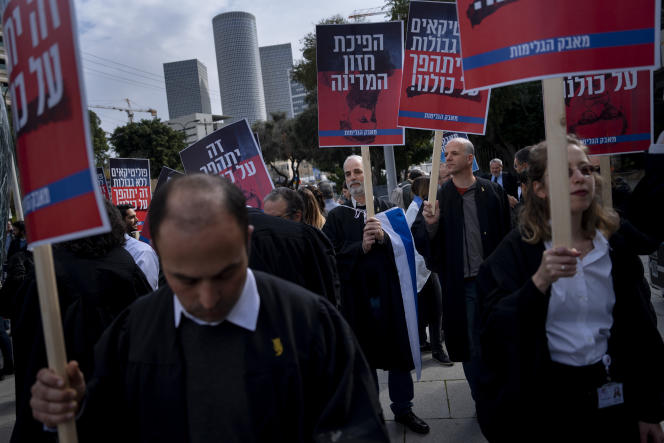 Lawyers demonstrate against the proposed reform of the judiciary, on January 12, 2023, in Tel Aviv. 