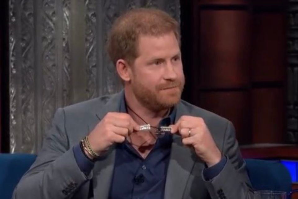 Prince Harry shows the two new pendants on his chain: cardiograms with the heartbeats of his two children, a gift from his wife Meghan. 