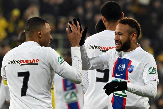 Kylian Mbappé and Neymar, two Paris Saint-Germain players, during the match against US Pays de Cassel, January 23, 2023, in Lens (Pas-de-Calais).