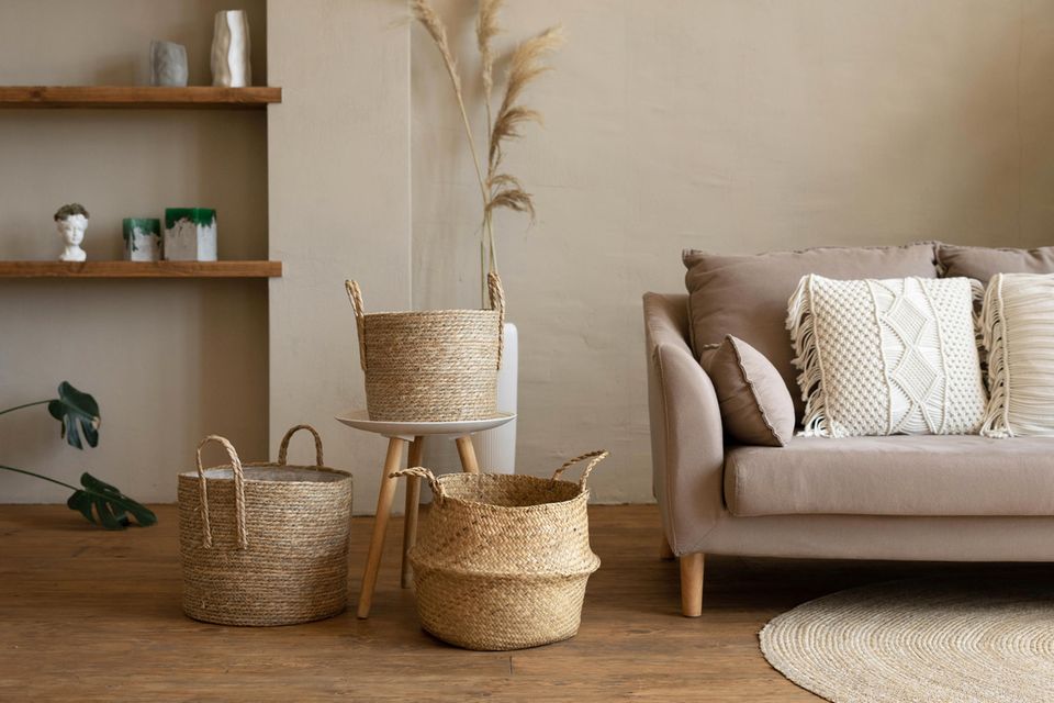 Baskets for more storage space: 5 furnishing tips that increase your well-being