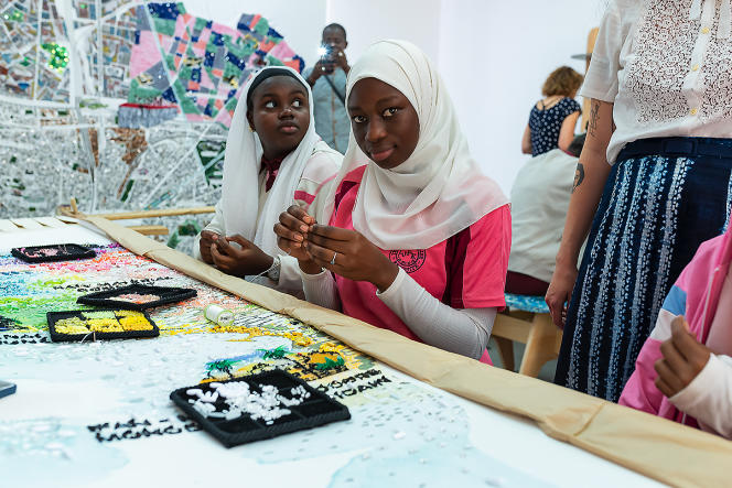 A participatory embroidery workshop as part of the “19M Dakar” exhibition at the Fundamental Institute of Black Africa (IFAN).