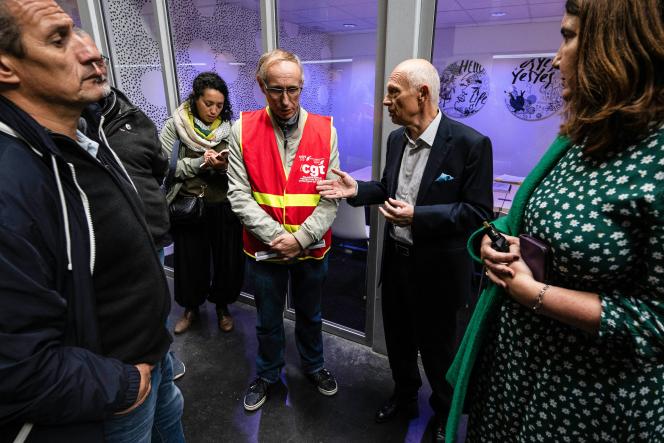 The CGT national delegate of Camaïeu, Thierry Siwik (in the center), discusses with a judicial administrator about the liquidation of the women's clothing brand, in Roubaix (North), on October 4, 2022.