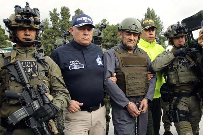 Colombian drug lord Dairo Antonio Usuga, alias Otoniel, helmeted and handcuffed at Bogota military airport, before his extradition to the United States in May 2022.