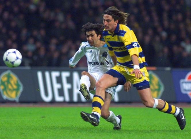 Dino Baggio (right) Frederic Brando during the 28th UEFA Cup final between Olympique de Marseille and Parma FC at the Luzhniki stadium in Moscow on May 12, 1999.