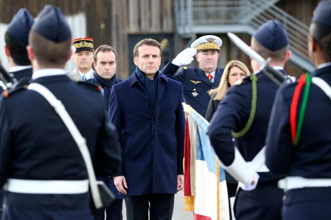 President Emmanuel Macron reviews the troops before his wishes to the armies at the Mont-de-Marsan air base, January 20, 2023. (Photo Bob Edme / POOL / AFP)