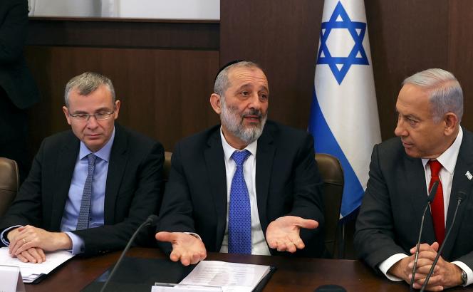 Israeli Interior Minister Arie Deri on January 8, 2023, alongside Justice Minister Yariv Levin (left) and Prime Minister Binyamin Netanyahu (right).