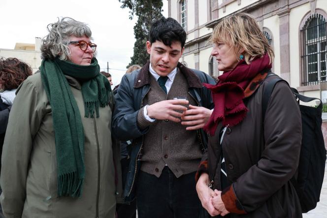 Sean Binder (center) in the presence of MEP Grace O'Sullivan (right), outside a court in Mytilene, January 10, 2023.