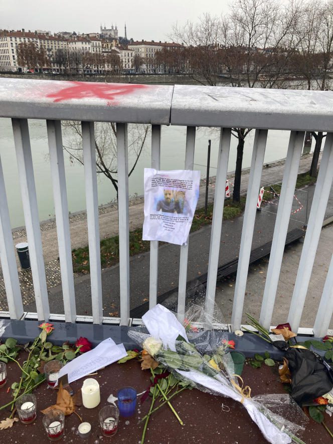 Flowers and candles are placed on the Gallieni bridge, in Lyon, on December 30, 2022, where Mohammad Moradi committed suicide by jumping into the Rhône, on December 26, 2022.