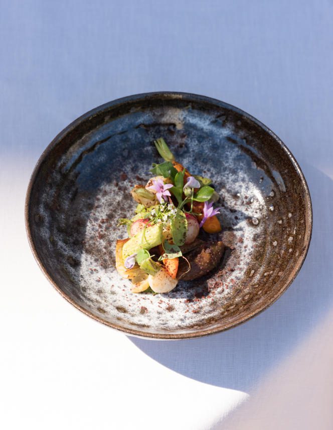 Vegetables from the gardens of Provence, spiced grape tamarind, broth of peelings with olive caillette leather.  At the restaurant Le Louis XV, in Monaco, on September 9, 2022.