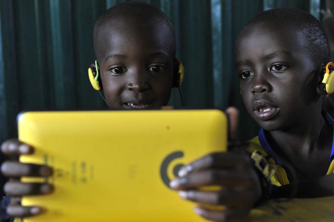 Students use a digital tablet created by a Kenyan company in Nairobi in 2015.