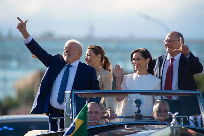 Luiz Inacio Lula da Silva with his wife, Rosangela da Silva, the vice-president, Geraldo Alckmin, and the latter's wife, Maria Lúcia Ribeiro Alckmin, on January 1, in Brasilia.