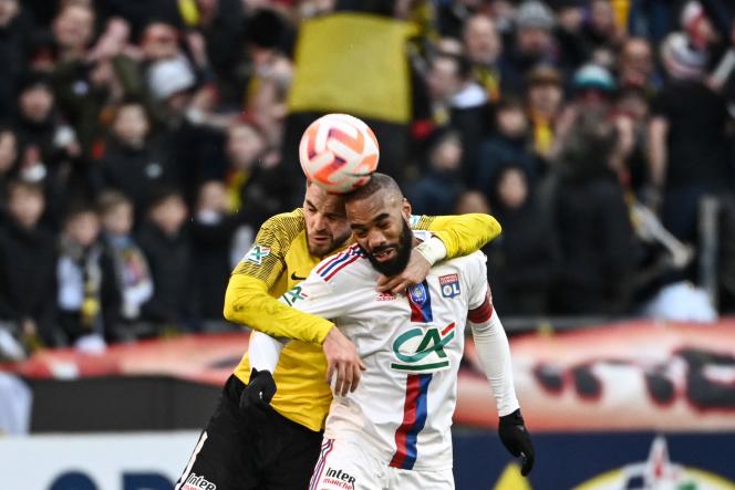 Lyon striker Alexandre Lacazette (white jersey) in the fight with Chambéry player Loic Albrecht, January 21, 2023 at Groupama Stadium in Décines.