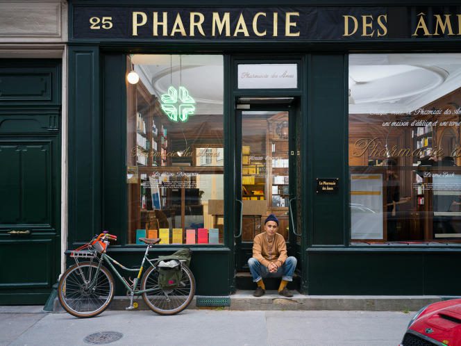 Selling left-wing books in a right-wing neighborhood is Ramdane Touhami's new project, here on January 23 in front of the bookstore he has just opened in Paris.