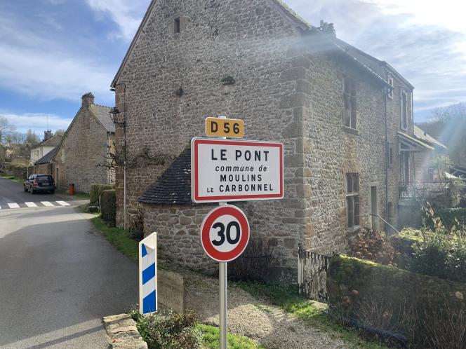 The litigious sign, 1 meter wide by 60 centimeters high, which indicates the entrance to the hamlet of Le Pont (Sarthe), dependent on the municipality of Moulins-le-Carbonnel.