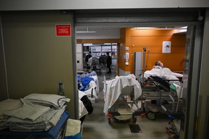 Patients are bedridden in the corridors of the emergency department of the Emile-Muller hospital in Mulhouse (Haut-Rhin), January 16, 2023.