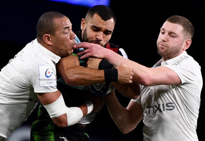 Joe Marchant (center), from Harlequins, surrounded by Racing 92 players Gael Fickou (left) and Finn Russell, during a European Cup match, at the Paris La Defense Arena, in Nanterre (Hauts-de -Seine), January 15, 2023. 
