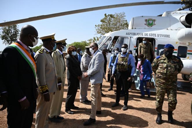 Ivorian Prime Minister Patrick Achi (in the center) greeted by the administrative authorities of the Far North region, during the launch of a vast aid plan for young people in the border regions of Mali and Burkina Faso where the groups jihadists are trying to recruit, in Tougbo, on January 22, 2022.