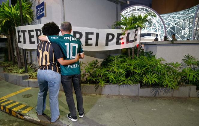 In front of the Albert-Einstein hospital, in Sao Paulo, where Pelé died, fans held up a banner that read: 