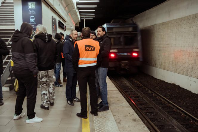 Strikers RER D drivers with non-striking SNCF executives on the Gare de Lyon platform on January 19, 2023 in Paris.