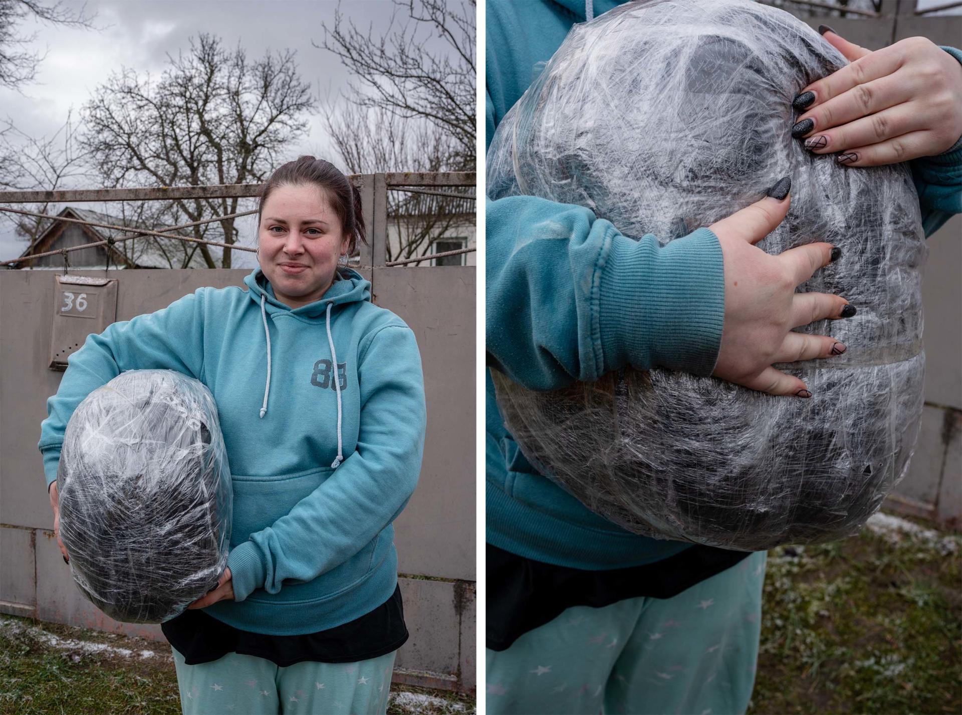 Alina, 26, picks up a parcel of clothes ordered by her mother, in Yasnohorodka (Ukraine), on January 6, 2023.