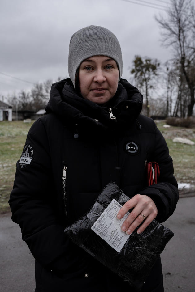 Ania, 33, received pants ordered on the Internet for her children, in Yasnohorodka (Ukraine), on January 6, 2023.