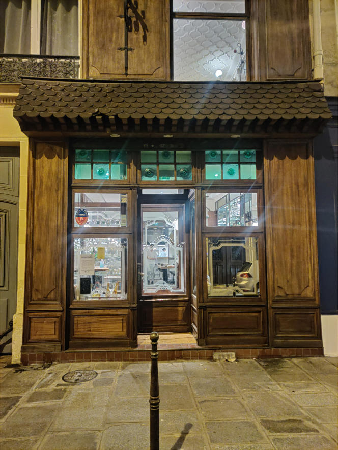 The storefront of the Charbon Kunitoraya restaurant.