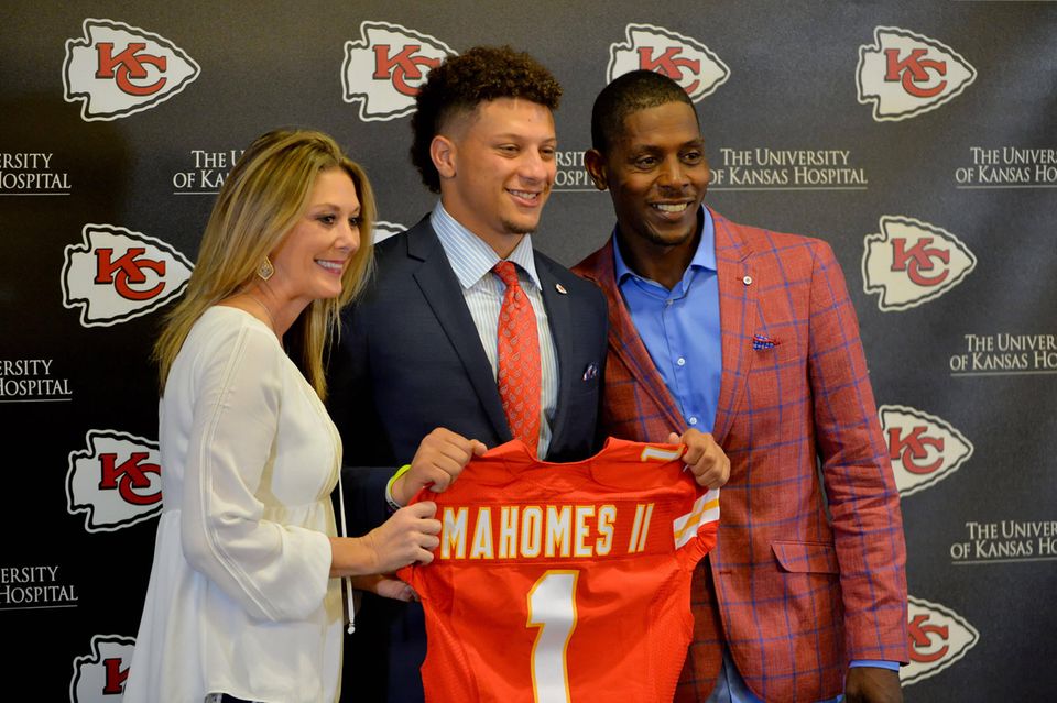 Patrick Mahomes with his mother, Randi, and father, Pat, in 2017 after being drafted by the Kansas City Chiefs