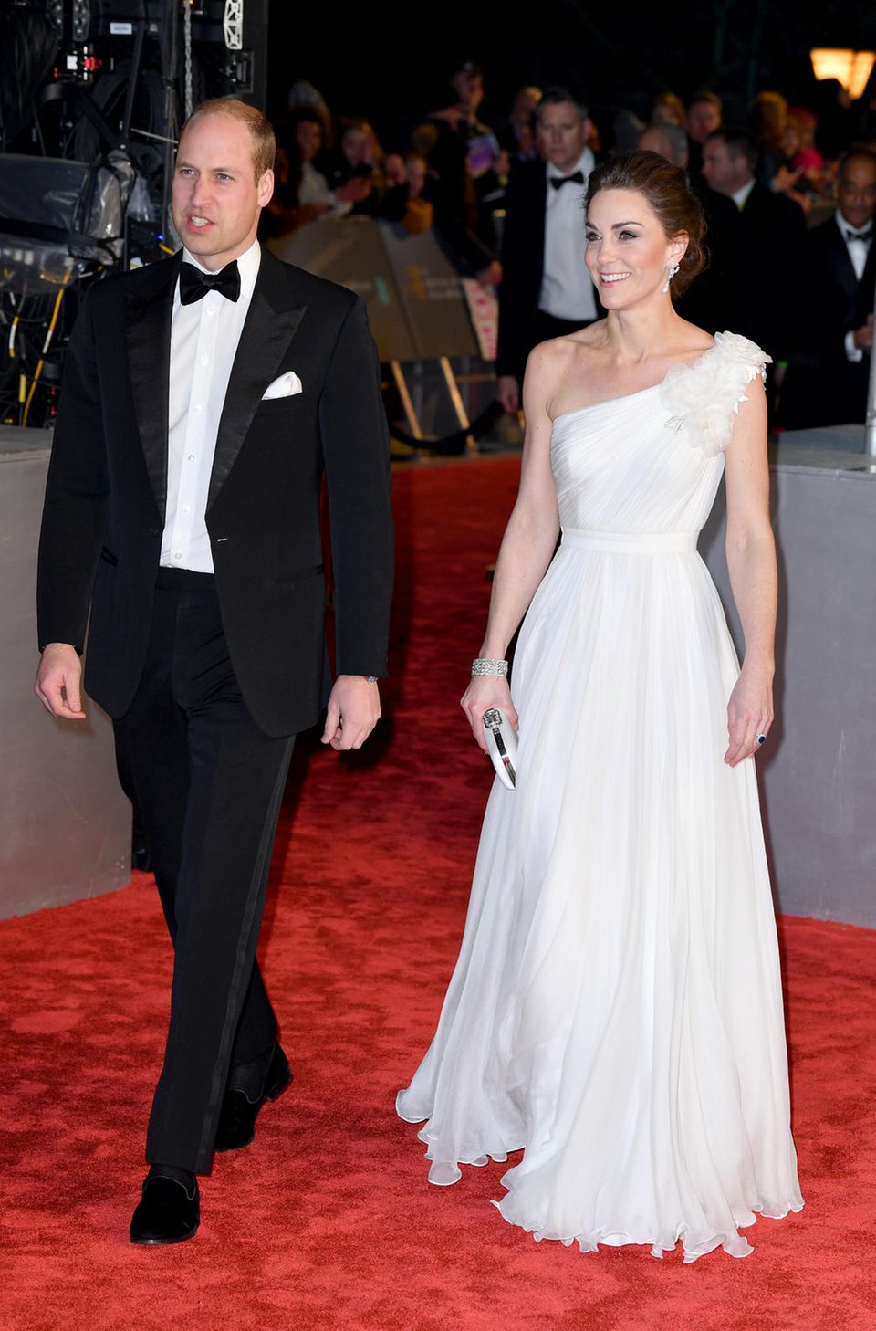 At the Bafta Awards, Duchess Catherine radiates pure elegance and shows an unusual amount of skin.