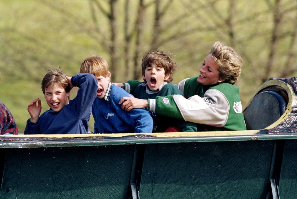 On a trip with their sons Prince William and Prince Harry to the "Alton Towers"amusement park, Diana also relies on the comfortable Eagles jacket. 