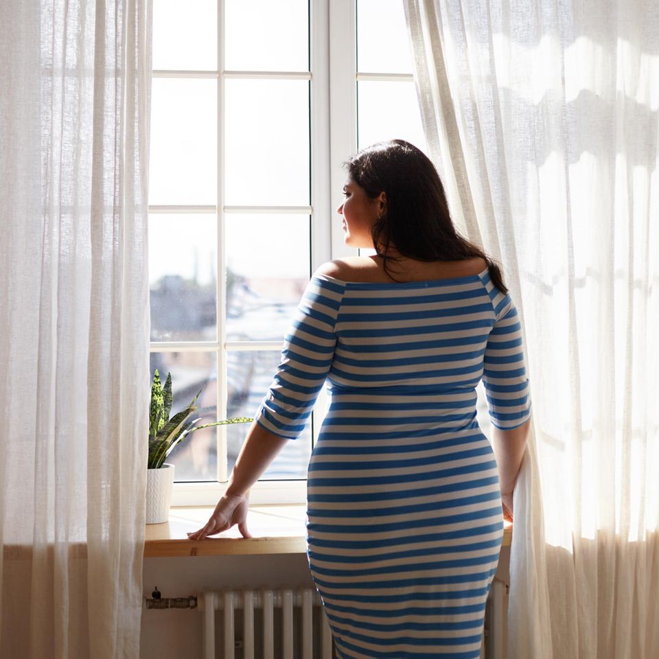Woman at the window: These simple self-care strategies cost nothing and bring a lot