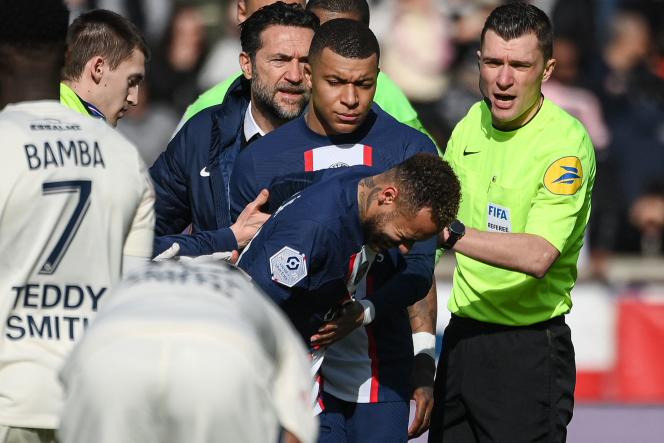 Again injured in the ankle, the Brazilian Neymar was injured in the second half of the match between Lille and Paris-Saint-Germain, Sunday February 19, 2023. 