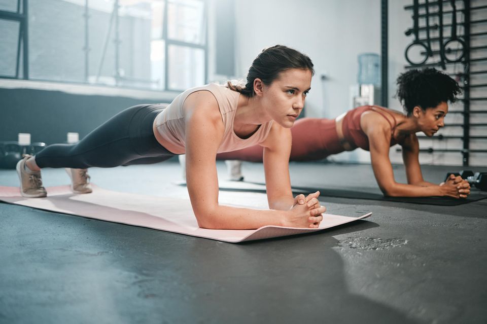 2 women plank: This is what happens when you practice a plank every day