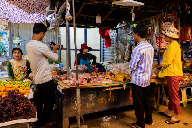 Camera in hand, Sopheak films Sina and her husband buying fresh chicken for 330 euros at the Moung Ruessei market (Cambodia), January 15, 2023.