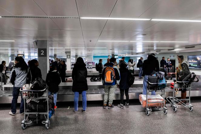 Passengers wait for their luggage upon arrival at Merignanc airport in Bordeaux.  February 27, 2023.