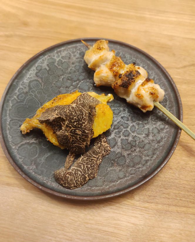 Chicken wing with truffles and yakitori from the restaurant Charbon Kunitoraya, Paris 1er.