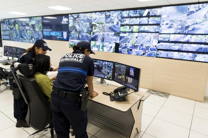 In the room of the control screens of the many surveillance cameras of the city, at the urban supervision center of the municipal police of Aulnay-sous-Bois (Seine-Saint-Denis), on September 20, 2018.
