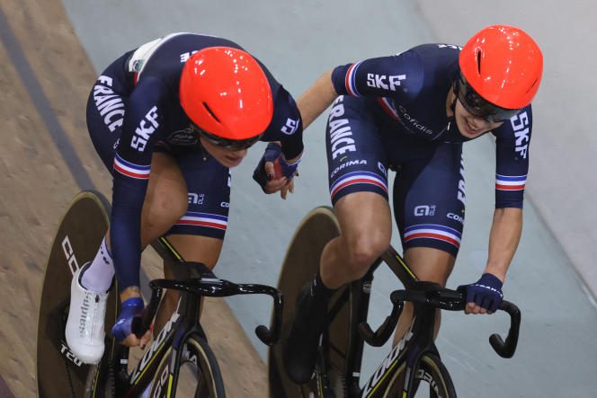Clara Copponi (left) and Valentine Fortin, during the women's Madison 30 km final, at the track cycling world championships, at the Saint-Quentin-en-Yvelines velodrome, October 15, 2022.