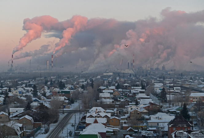 Steam rises from the smokestacks of the Gazprom oil refinery in Omsk, Russia, November 18, 2022.