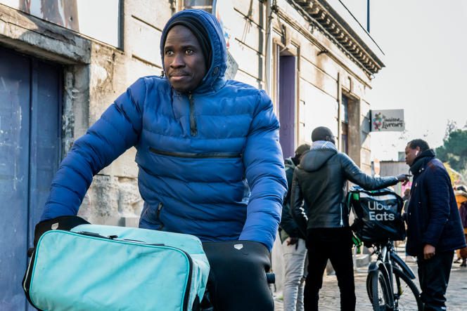 The courier Abdoulaye Camara, in front of the House of deliverers, in Bordeaux, on February 9, 2023.