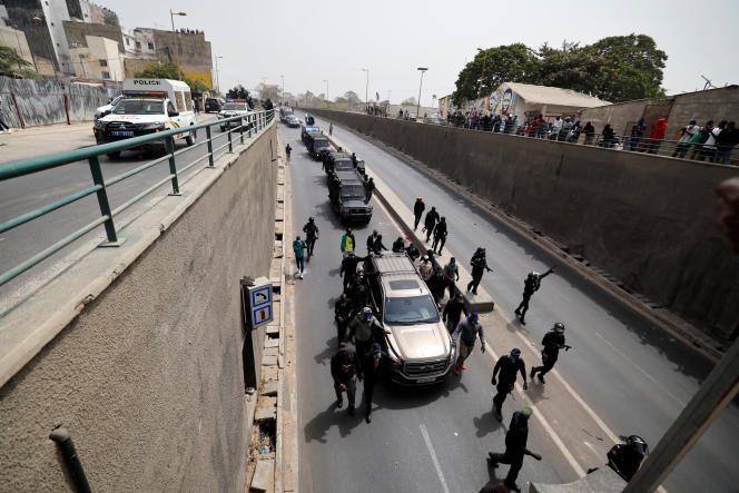 Police and bodyguards escort Senegalese opponent Ousmane Sonko after his hearing at the Dakar court on February 16, 2023.