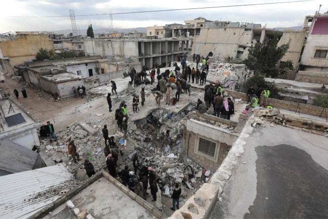 Rescue workers and Syrian civilians search through the rubble of a building destroyed by the earthquake that struck Turkey and Syria at dawn on February 6, 2023.  In Jandairis, February 7, 2023. 