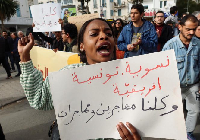 In Tunis, on February 25, 2023, after the xenophobic remarks made by President Kaïs Saïed, who stigmatizes sub-Saharan migrants on Tunisian territory.  A woman protests with this banner: “Feminist, Tunisian and African.  We are all migrant women and men”.  
